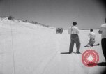 Standbild Sand-hobeln auf Long Island beach Long Island New York USA, 1951, aus Sekunde 42 historischem Filmmaterial Videoclip 65675025746