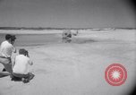 Standbild Sand-hobeln auf Long Island beach Long Island New York USA, 1951, aus Sekunde 52 historischem Filmmaterial Videoclip 65675025746