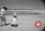 Standbild Sand-hobeln auf Long Island beach Long Island New York USA, 1951, aus Sekunde 55 historischem Filmmaterial Videoclip 65675025746