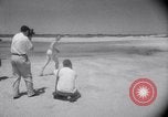 Standbild Sand-hobeln auf Long Island beach Long Island New York USA, 1951, aus Sekunde 56 historischem Filmmaterial Videoclip 65675025746
