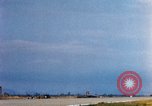 Standbild US Marine F-4s und ein A-4 Landung am Flugplatz Chu Lai Vietnam, 1967, aus Sekunde 25 historischem Filmmaterial Videoclip 65675025754