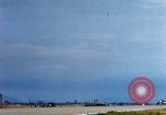 Standbild US Marine F-4s und ein A-4 Landung am Flugplatz Chu Lai Vietnam, 1967, aus Sekunde 27 historischem Filmmaterial Videoclip 65675025754