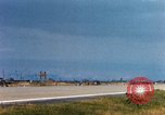 Standbild US Marine F-4s und ein A-4 Landung am Flugplatz Chu Lai Vietnam, 1967, aus Sekunde 33 historischem Filmmaterial Videoclip 65675025754