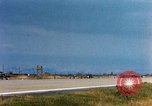 Standbild US Marine F-4s und ein A-4 Landung am Flugplatz Chu Lai Vietnam, 1967, aus Sekunde 36 historischem Filmmaterial Videoclip 65675025754