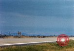 Standbild US Marine F-4s und ein A-4 Landung am Flugplatz Chu Lai Vietnam, 1967, aus Sekunde 37 historischem Filmmaterial Videoclip 65675025754
