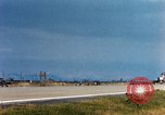 Standbild US Marine F-4s und ein A-4 Landung am Flugplatz Chu Lai Vietnam, 1967, aus Sekunde 39 historischem Filmmaterial Videoclip 65675025754
