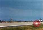 Standbild US Marine F-4s und ein A-4 Landung am Flugplatz Chu Lai Vietnam, 1967, aus Sekunde 40 historischem Filmmaterial Videoclip 65675025754