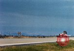 Standbild US Marine F-4s und ein A-4 Landung am Flugplatz Chu Lai Vietnam, 1967, aus Sekunde 41 historischem Filmmaterial Videoclip 65675025754