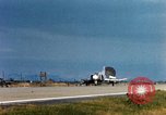 Standbild US Marine F-4s und ein A-4 Landung am Flugplatz Chu Lai Vietnam, 1967, aus Sekunde 43 historischem Filmmaterial Videoclip 65675025754