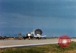 Standbild US Marine F-4s und ein A-4 Landung am Flugplatz Chu Lai Vietnam, 1967, aus Sekunde 44 historischem Filmmaterial Videoclip 65675025754