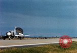 Standbild US Marine F-4s und ein A-4 Landung am Flugplatz Chu Lai Vietnam, 1967, aus Sekunde 45 historischem Filmmaterial Videoclip 65675025754