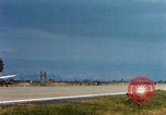 Standbild US Marine F-4s und ein A-4 Landung am Flugplatz Chu Lai Vietnam, 1967, aus Sekunde 46 historischem Filmmaterial Videoclip 65675025754