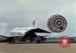 Standbild US Marine F-4s und ein A-4 Landung am Flugplatz Chu Lai Vietnam, 1967, aus Sekunde 49 historischem Filmmaterial Videoclip 65675025754