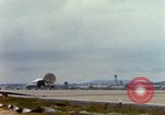 Standbild US Marine F-4s und ein A-4 Landung am Flugplatz Chu Lai Vietnam, 1967, aus Sekunde 56 historischem Filmmaterial Videoclip 65675025754