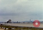 Standbild US Marine F-4s und ein A-4 Landung am Flugplatz Chu Lai Vietnam, 1967, aus Sekunde 57 historischem Filmmaterial Videoclip 65675025754