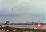 Standbild US Marine F-4s und ein A-4 Landung am Flugplatz Chu Lai Vietnam, 1967, aus Sekunde 58 historischem Filmmaterial Videoclip 65675025754