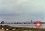 Standbild US Marine F-4s und ein A-4 Landung am Flugplatz Chu Lai Vietnam, 1967, aus Sekunde 60 historischem Filmmaterial Videoclip 65675025754