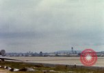 Standbild US Marine F-4s und ein A-4 Landung am Flugplatz Chu Lai Vietnam, 1967, aus Sekunde 61 historischem Filmmaterial Videoclip 65675025754