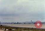 Standbild US Marine F-4s und ein A-4 Landung am Flugplatz Chu Lai Vietnam, 1967, aus Sekunde 62 historischem Filmmaterial Videoclip 65675025754
