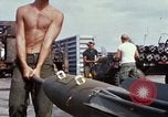 Standbild US-Marines arm F-4-Flugzeuge mit Bomben Chu Lai Vietnam, 1967, aus Sekunde 15 historischem Filmmaterial Videoclip 65675025755