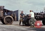 Standbild US-Marines arm F-4-Flugzeuge mit Bomben Chu Lai Vietnam, 1967, aus Sekunde 19 historischem Filmmaterial Videoclip 65675025755