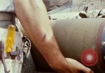 Standbild US-Marines arm F-4-Flugzeuge mit Bomben Chu Lai Vietnam, 1967, aus Sekunde 33 historischem Filmmaterial Videoclip 65675025755