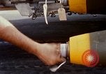 Standbild US-Marines arm F-4-Flugzeuge mit Bomben Chu Lai Vietnam, 1967, aus Sekunde 37 historischem Filmmaterial Videoclip 65675025755