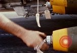 Standbild US-Marines arm F-4-Flugzeuge mit Bomben Chu Lai Vietnam, 1967, aus Sekunde 38 historischem Filmmaterial Videoclip 65675025755