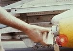 Standbild US-Marines arm F-4-Flugzeuge mit Bomben Chu Lai Vietnam, 1967, aus Sekunde 42 historischem Filmmaterial Videoclip 65675025755