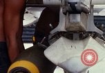 Standbild US-Marines arm F-4-Flugzeuge mit Bomben Chu Lai Vietnam, 1967, aus Sekunde 59 historischem Filmmaterial Videoclip 65675025755