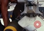 Standbild US-Marines arm F-4-Flugzeuge mit Bomben Chu Lai Vietnam, 1967, aus Sekunde 60 historischem Filmmaterial Videoclip 65675025755
