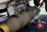 Standbild US-Marines arm F-4-Flugzeuge mit Bomben Chu Lai Vietnam, 1967, aus Sekunde 61 historischem Filmmaterial Videoclip 65675025755