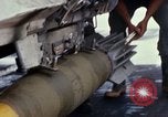 Standbild US-Marines arm F-4-Flugzeuge mit Bomben Chu Lai Vietnam, 1967, aus Sekunde 62 historischem Filmmaterial Videoclip 65675025755