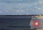 Standbild US Marine A-4E und F-4B Phantom II Jet Fighters Chu Lai Vietnam, 1967, aus Sekunde 4 historischem Filmmaterial Videoclip 65675025756