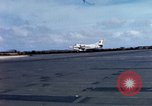 Standbild US Marine A-4E und F-4B Phantom II Jet Fighters Chu Lai Vietnam, 1967, aus Sekunde 14 historischem Filmmaterial Videoclip 65675025756