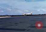 Standbild US Marine A-4E und F-4B Phantom II Jet Fighters Chu Lai Vietnam, 1967, aus Sekunde 15 historischem Filmmaterial Videoclip 65675025756