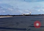 Standbild US Marine A-4E und F-4B Phantom II Jet Fighters Chu Lai Vietnam, 1967, aus Sekunde 16 historischem Filmmaterial Videoclip 65675025756