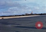 Standbild US Marine A-4E und F-4B Phantom II Jet Fighters Chu Lai Vietnam, 1967, aus Sekunde 25 historischem Filmmaterial Videoclip 65675025756