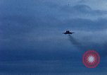 Standbild US Marine A-4E und F-4B Phantom II Jet Fighters Chu Lai Vietnam, 1967, aus Sekunde 28 historischem Filmmaterial Videoclip 65675025756