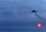 Standbild US Marine A-4E und F-4B Phantom II Jet Fighters Chu Lai Vietnam, 1967, aus Sekunde 32 historischem Filmmaterial Videoclip 65675025756