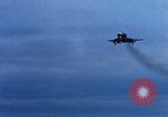 Standbild US Marine A-4E und F-4B Phantom II Jet Fighters Chu Lai Vietnam, 1967, aus Sekunde 33 historischem Filmmaterial Videoclip 65675025756