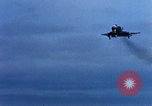 Standbild US Marine A-4E und F-4B Phantom II Jet Fighters Chu Lai Vietnam, 1967, aus Sekunde 34 historischem Filmmaterial Videoclip 65675025756