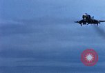 Standbild US Marine A-4E und F-4B Phantom II Jet Fighters Chu Lai Vietnam, 1967, aus Sekunde 35 historischem Filmmaterial Videoclip 65675025756