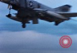 Standbild US Marine A-4E und F-4B Phantom II Jet Fighters Chu Lai Vietnam, 1967, aus Sekunde 38 historischem Filmmaterial Videoclip 65675025756