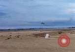 Standbild US Marine A-4E und F-4B Phantom II Jet Fighters Chu Lai Vietnam, 1967, aus Sekunde 49 historischem Filmmaterial Videoclip 65675025756