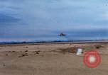 Standbild US Marine A-4E und F-4B Phantom II Jet Fighters Chu Lai Vietnam, 1967, aus Sekunde 50 historischem Filmmaterial Videoclip 65675025756