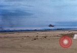 Standbild US Marine A-4E und F-4B Phantom II Jet Fighters Chu Lai Vietnam, 1967, aus Sekunde 51 historischem Filmmaterial Videoclip 65675025756