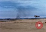 Standbild US Marine A-4E und F-4B Phantom II Jet Fighters Chu Lai Vietnam, 1967, aus Sekunde 52 historischem Filmmaterial Videoclip 65675025756
