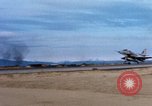 Standbild US Marine A-4E und F-4B Phantom II Jet Fighters Chu Lai Vietnam, 1967, aus Sekunde 53 historischem Filmmaterial Videoclip 65675025756