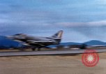 Standbild US Marine A-4E und F-4B Phantom II Jet Fighters Chu Lai Vietnam, 1967, aus Sekunde 54 historischem Filmmaterial Videoclip 65675025756
